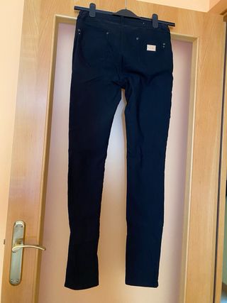 Pantalón pitillo elástico negro