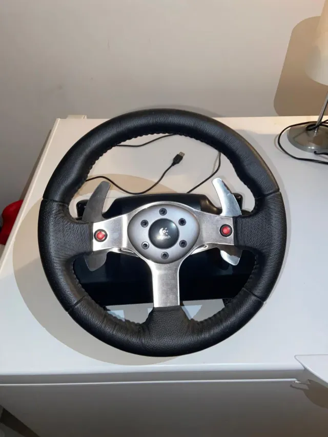 Volante Logitech G25 con pedales, cambio de marcha