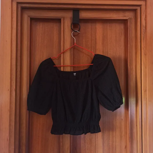 Top negro Uniqlo abullonado calado