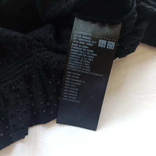 Top negro Uniqlo abullonado calado