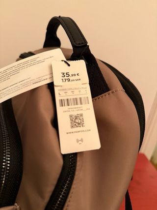 Mochila con Cremalleras Negras