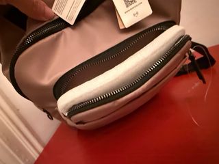 Mochila con Cremalleras Negras