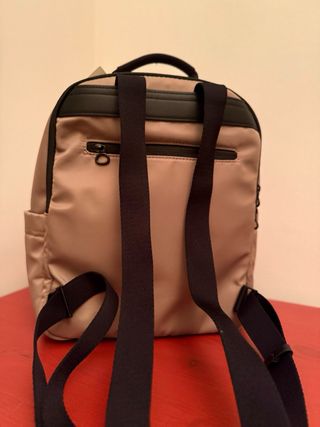 Mochila con Cremalleras Negras