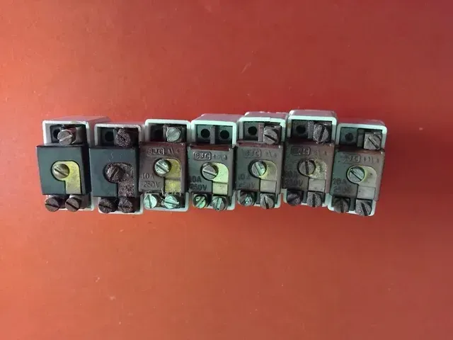 7 Interruptores BJC Estrella + 1 Cortacircuitos