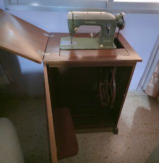 Máquina de coser antigua Sigma con mueble