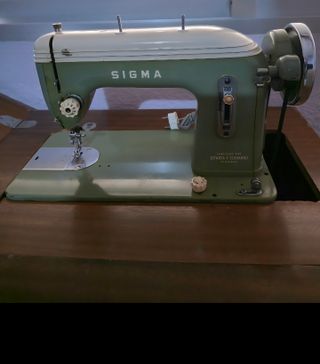 Máquina de coser antigua Sigma con mueble