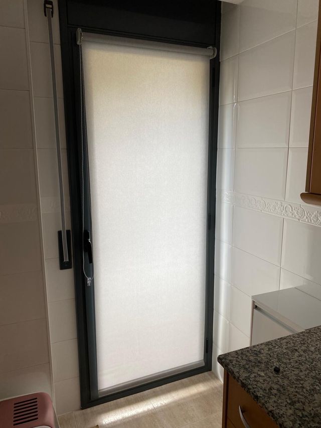 Tenda a rullo grigia e bianca