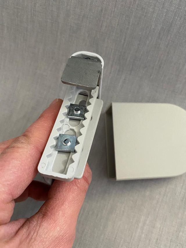 Tenda a rullo grigia e bianca