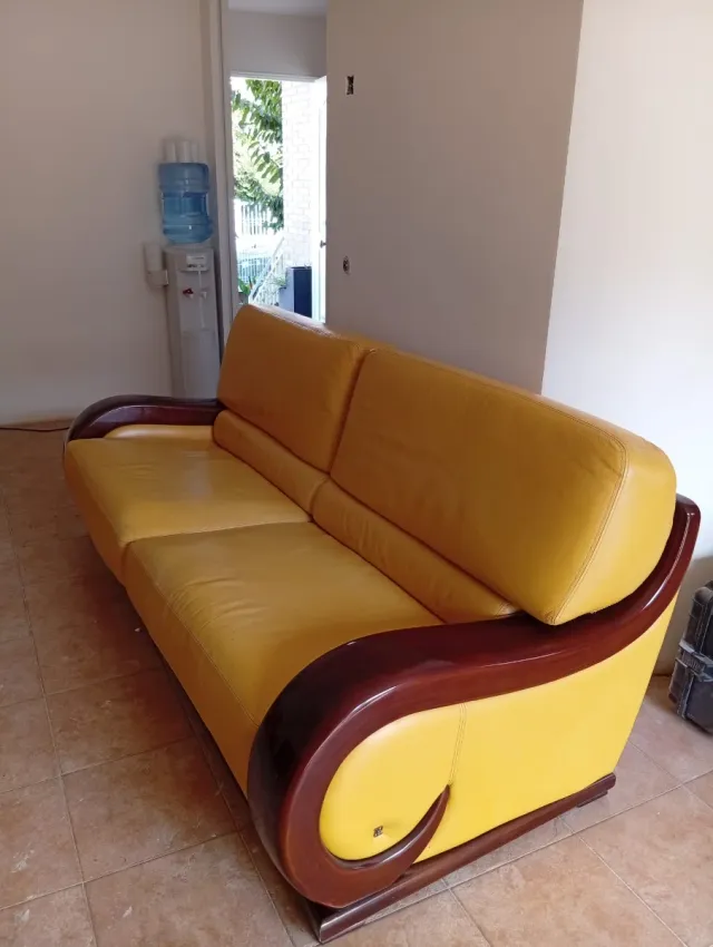 Sofá de Piel de diseño Amarillo con Madera
