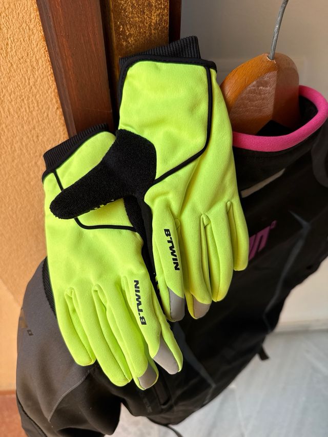Chaqueta moto niña negra y rosa. Guantes de regalo