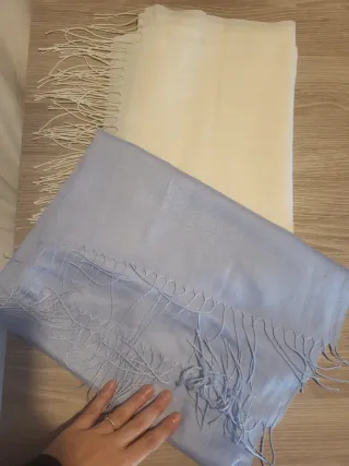 Pañuelo azul y blanco con flecos