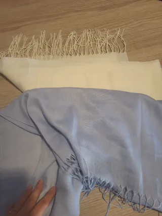 Pañuelo azul y blanco con flecos