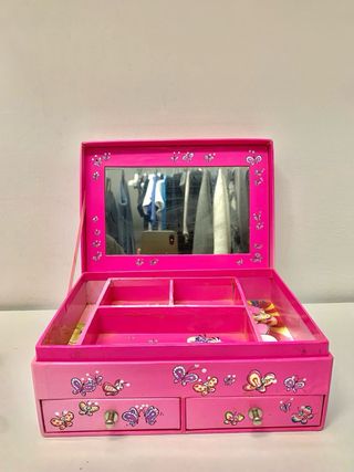 Portagioie con cassetti e disegno