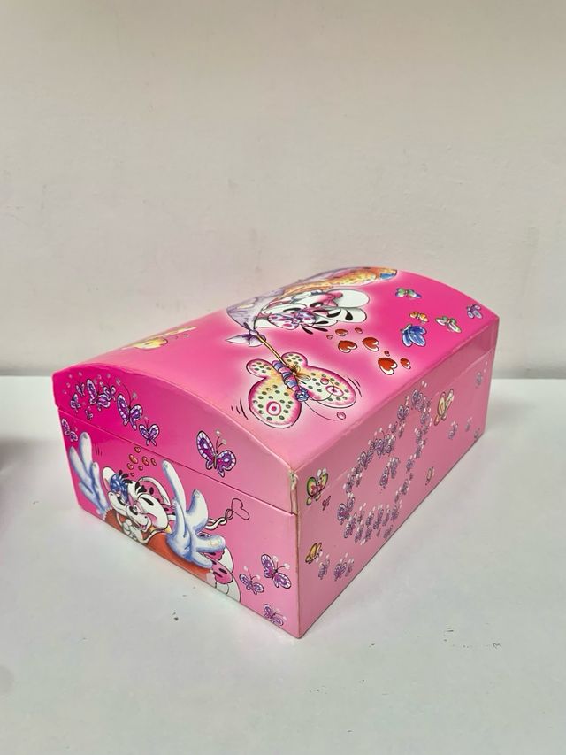 Portagioie con cassetti e disegno