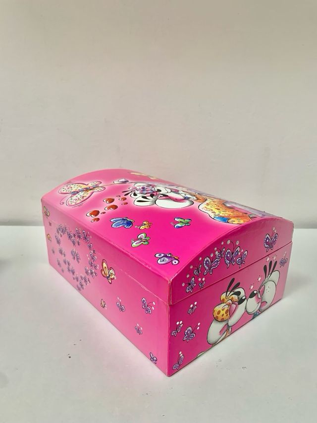 Portagioie con cassetti e disegno