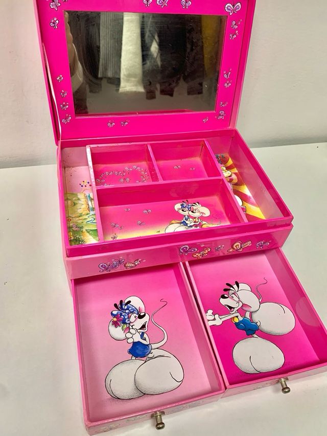 Portagioie con cassetti e disegno