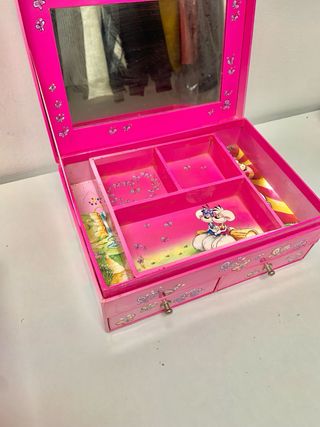 Portagioie con cassetti e disegno