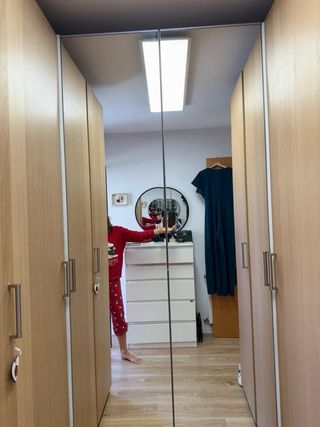 Armadio ad angolo con specchio