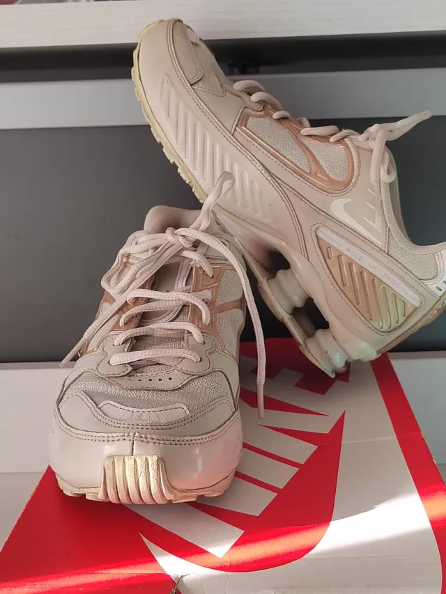 Zapatillas Nike Mujer Beige y Dorado