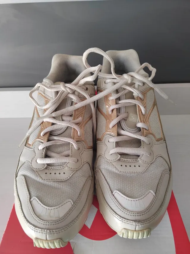 Zapatillas Nike Mujer Beige y Dorado