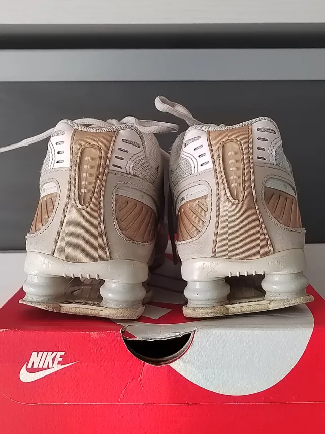 Zapatillas Nike Mujer Beige y Dorado