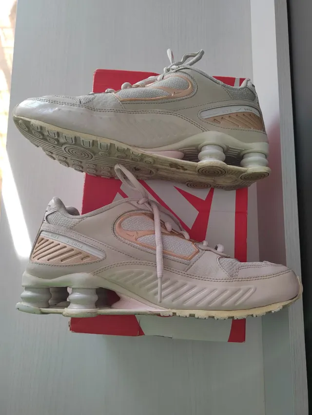 Zapatillas Nike Mujer Beige y Dorado