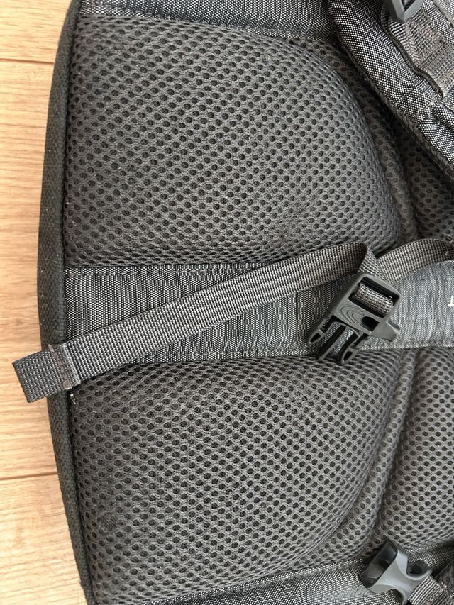 Mochila The North Face Vault Gris y Rosa