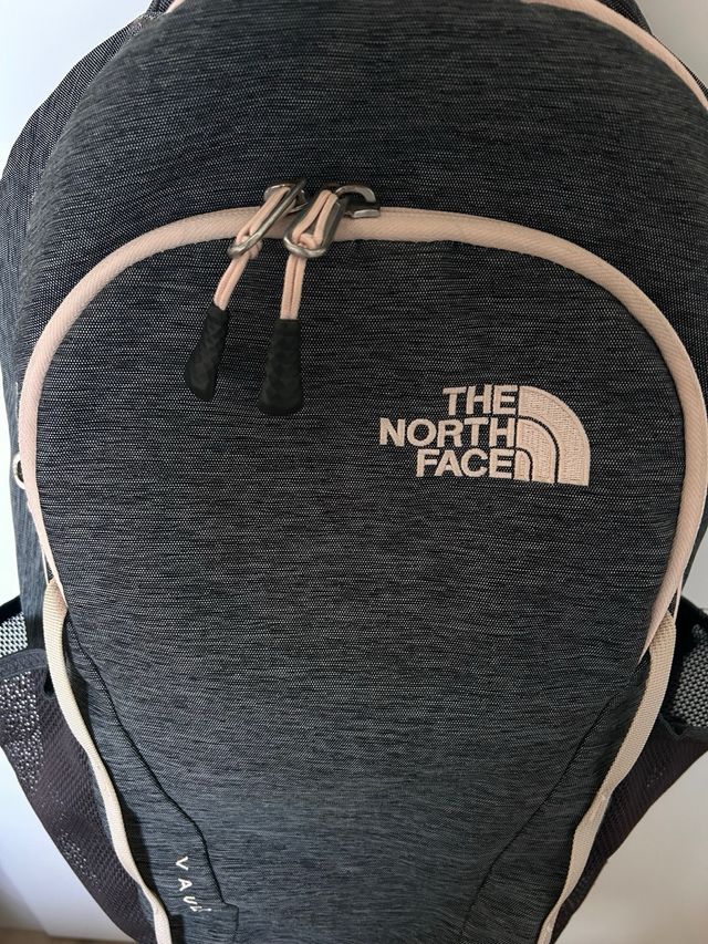 Mochila The North Face Vault Gris y Rosa