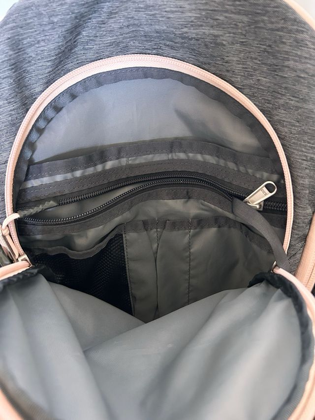 Mochila The North Face Vault Gris y Rosa