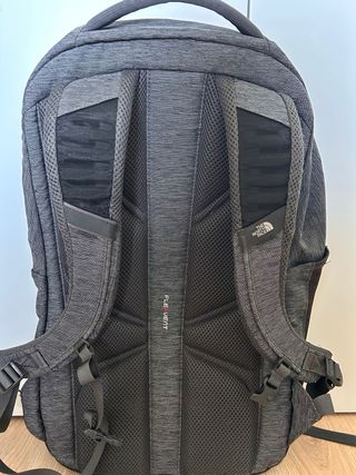 Mochila The North Face Vault Gris y Rosa