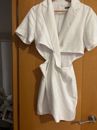 Vestido blanco Zara con aberturas y cremallera