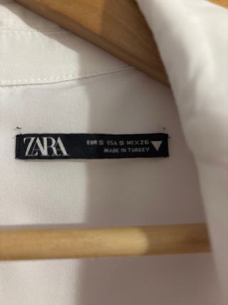 Vestido blanco Zara con aberturas y cremallera