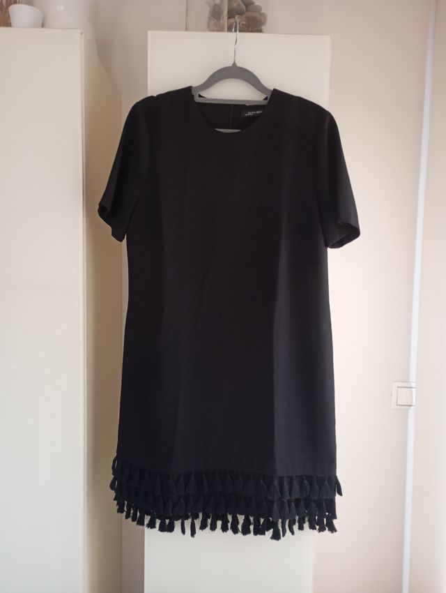 Vestido Zara negro corto con flecos