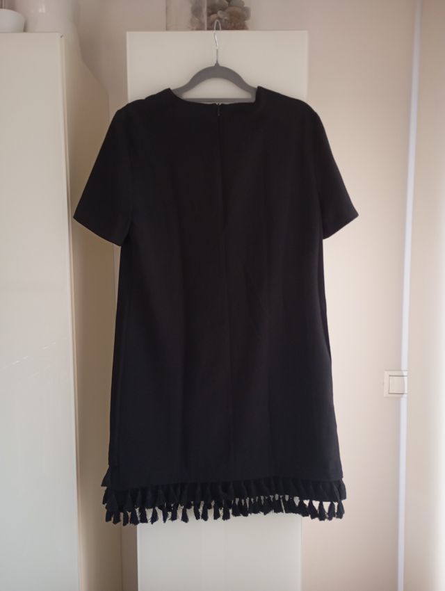 Vestido Zara negro corto con flecos