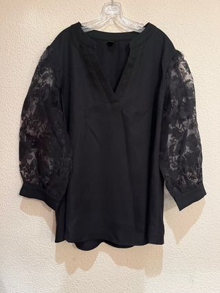 Camisa negra mujer mangas florales