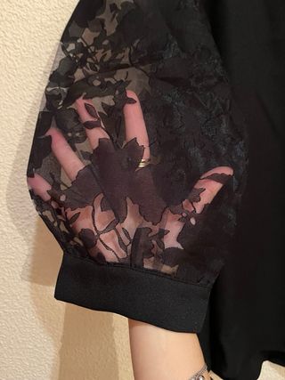 Camisa negra mujer mangas florales
