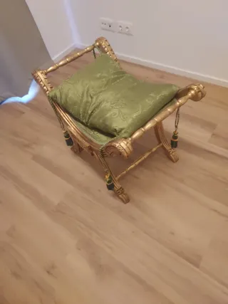 Sillón de decoración dorado con cojín verde
