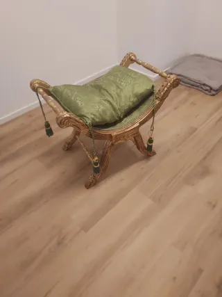 Sillón de decoración dorado con cojín verde