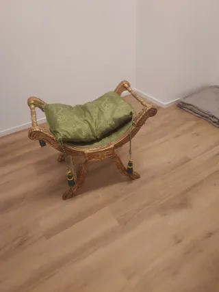 Sillón de decoración dorado con cojín verde