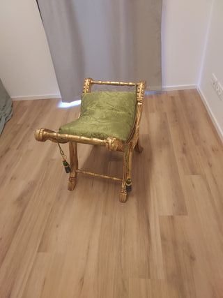 Sillón de decoración dorado con cojín verde