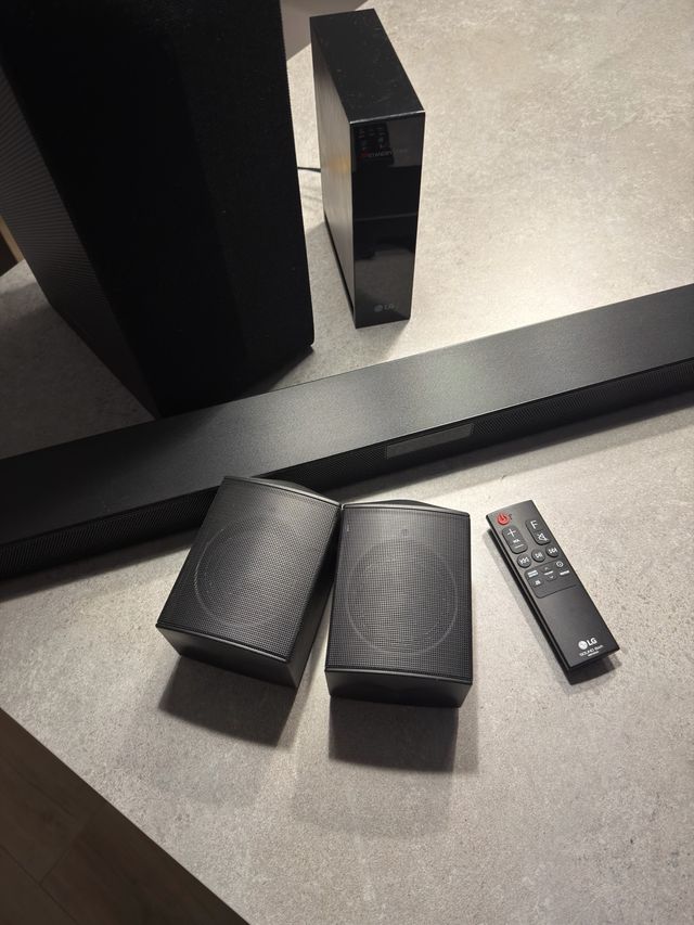 LG SN4R Soundbar con Subwoofer y Altavoces