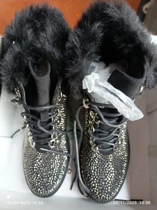 Botas negras con detalles dorados y pelo