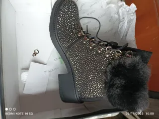 Botas negras con detalles dorados y pelo