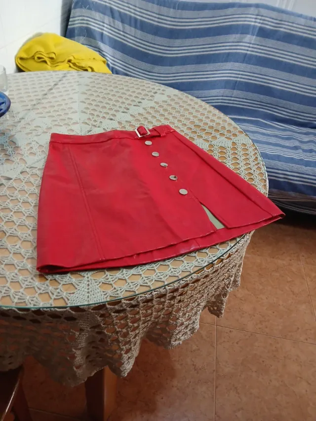 Falda polipiel roja con cinturón