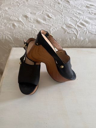 Zapatos de tacón de madera negros