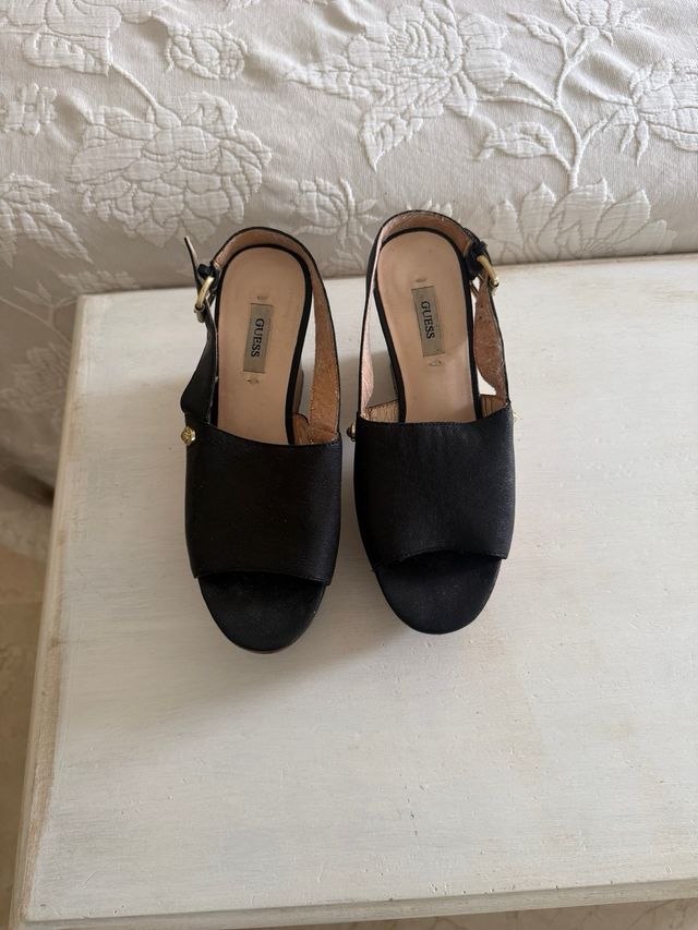 Zapatos de tacón de madera negros