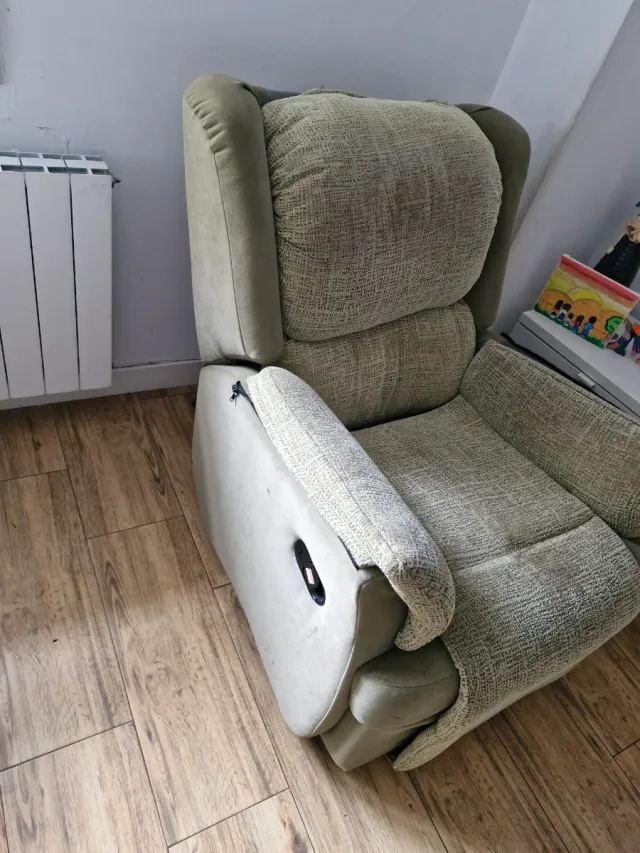 Sofá reclinable de tela verde