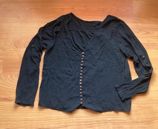 Blusa negra con botones