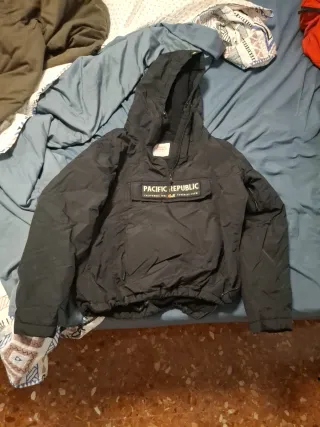Sudadera Pacific Republic Negra con Capucha.