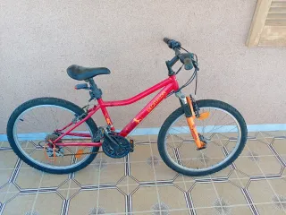 Bicicleta infantil Decathlon roja